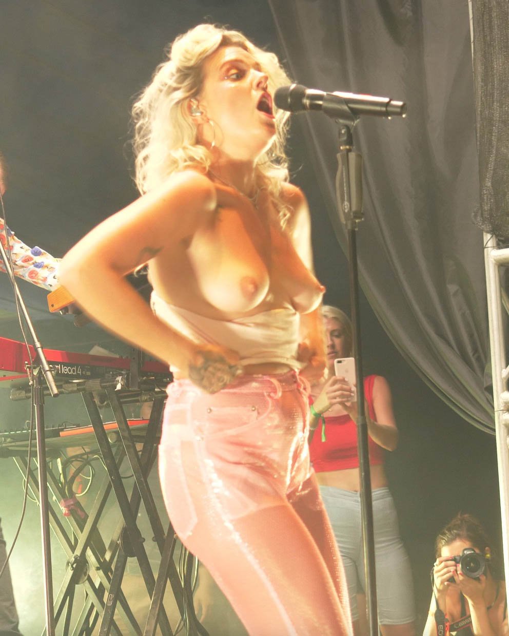 Singer showed her breasts boobs
