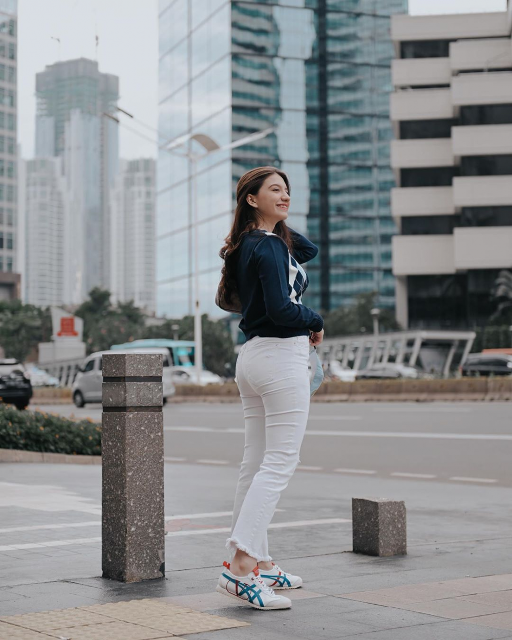 NITA GUNAWAN HOT