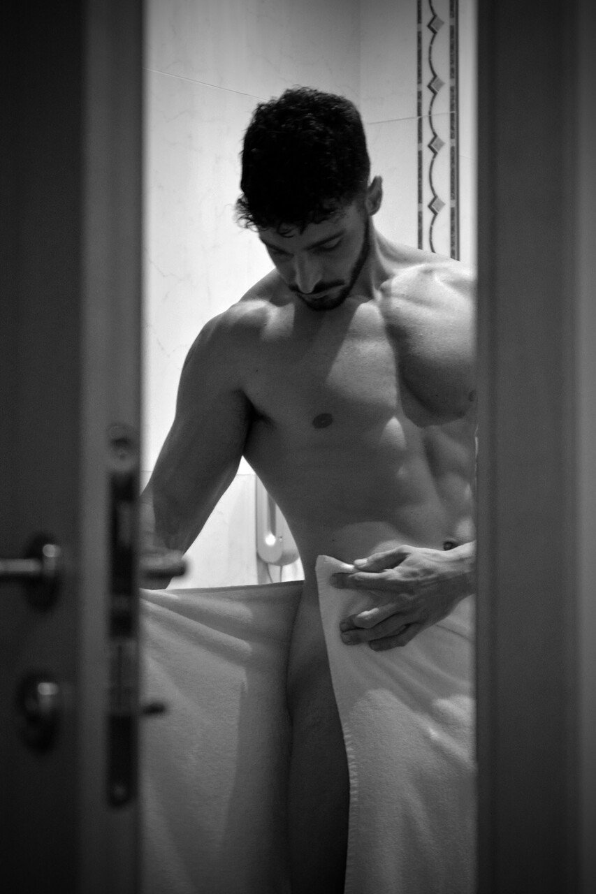 Gomic in white sheets