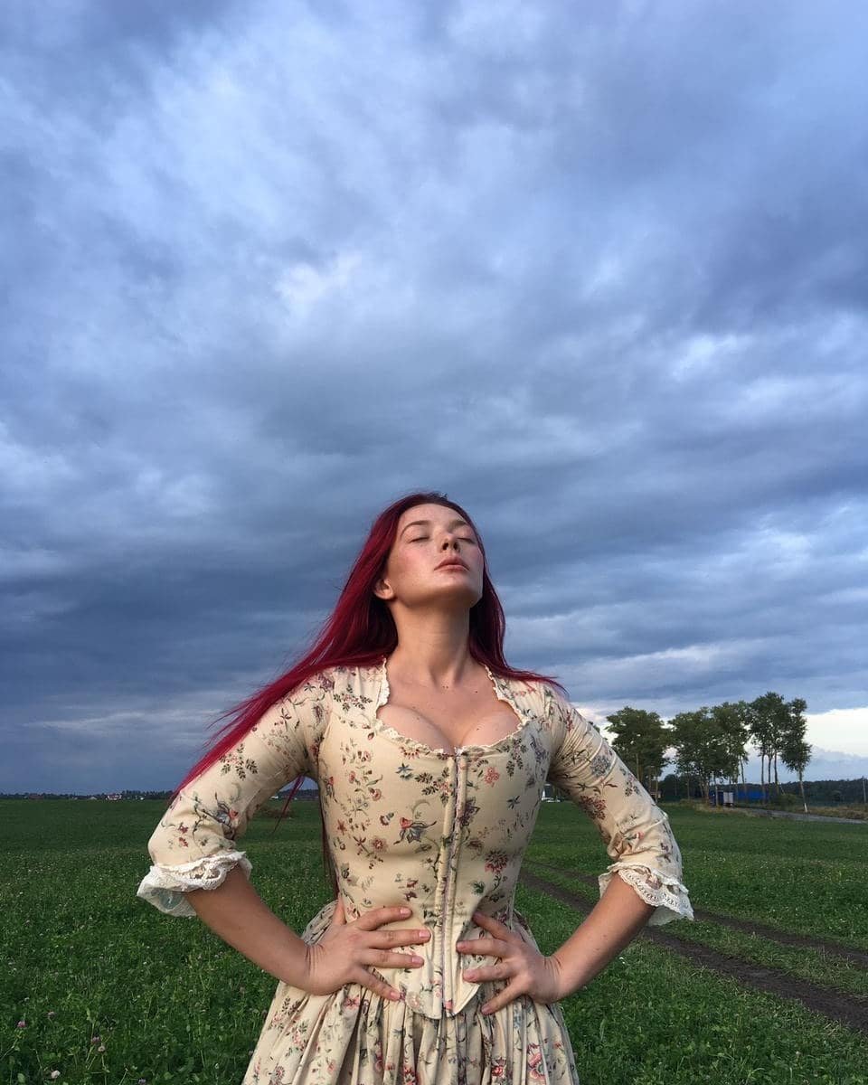Olga Kobzar shows holes