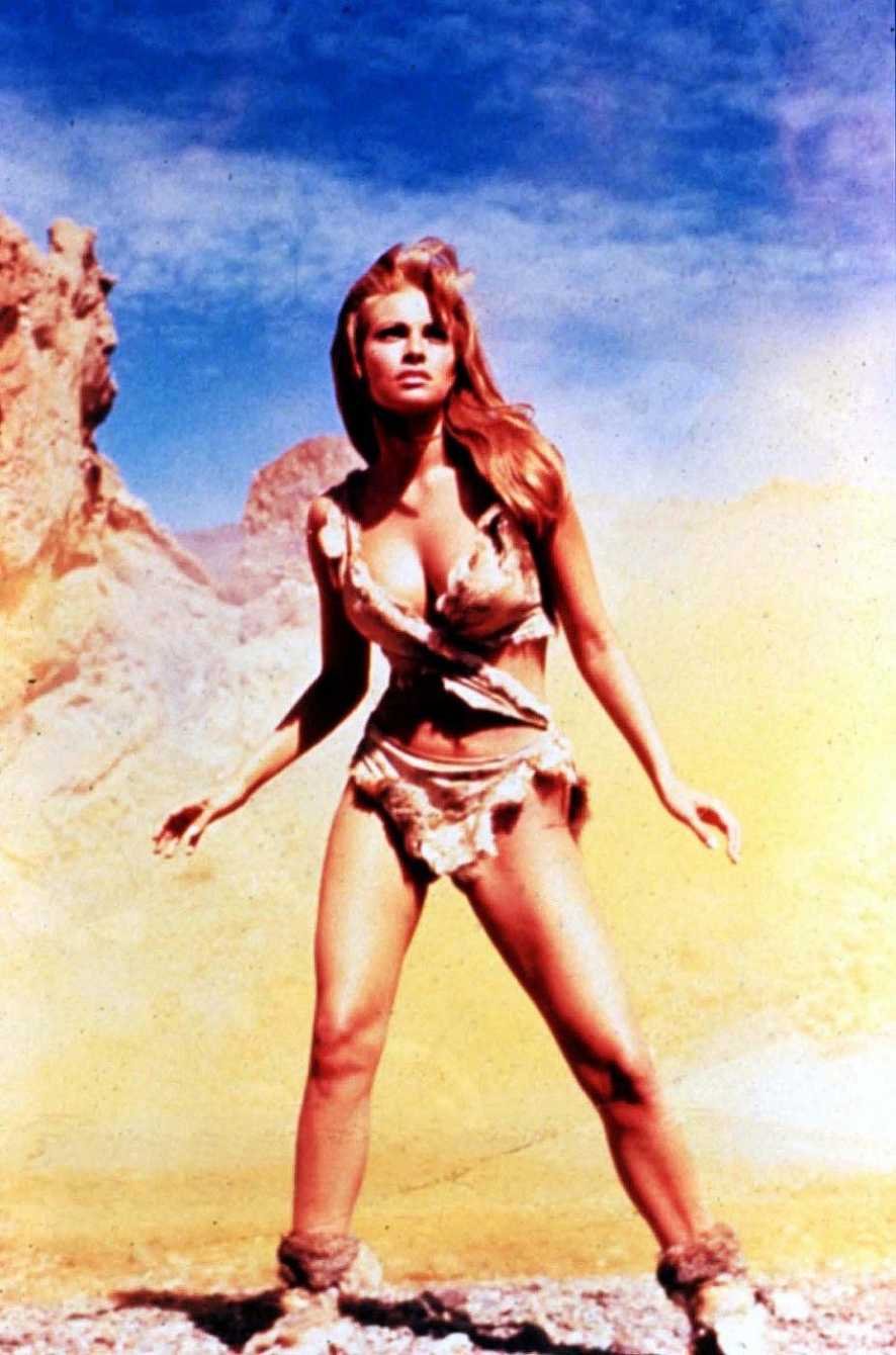 Rakel Welch is completely naked