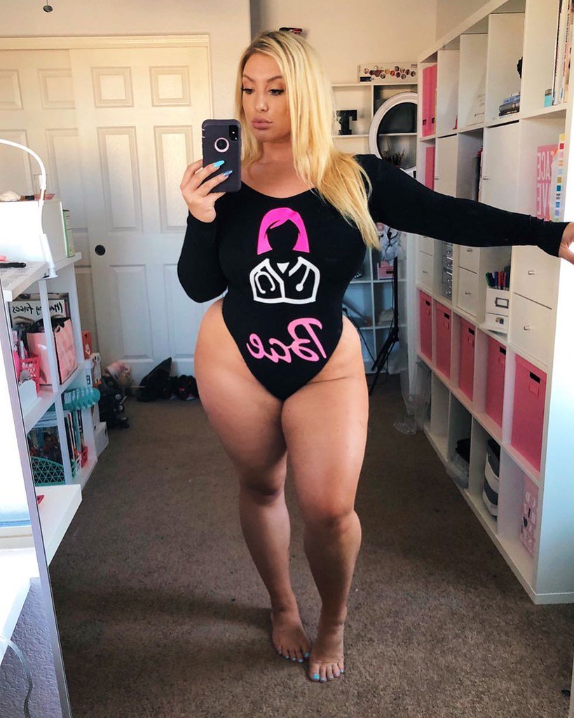 Iskra Lawrence in underwear