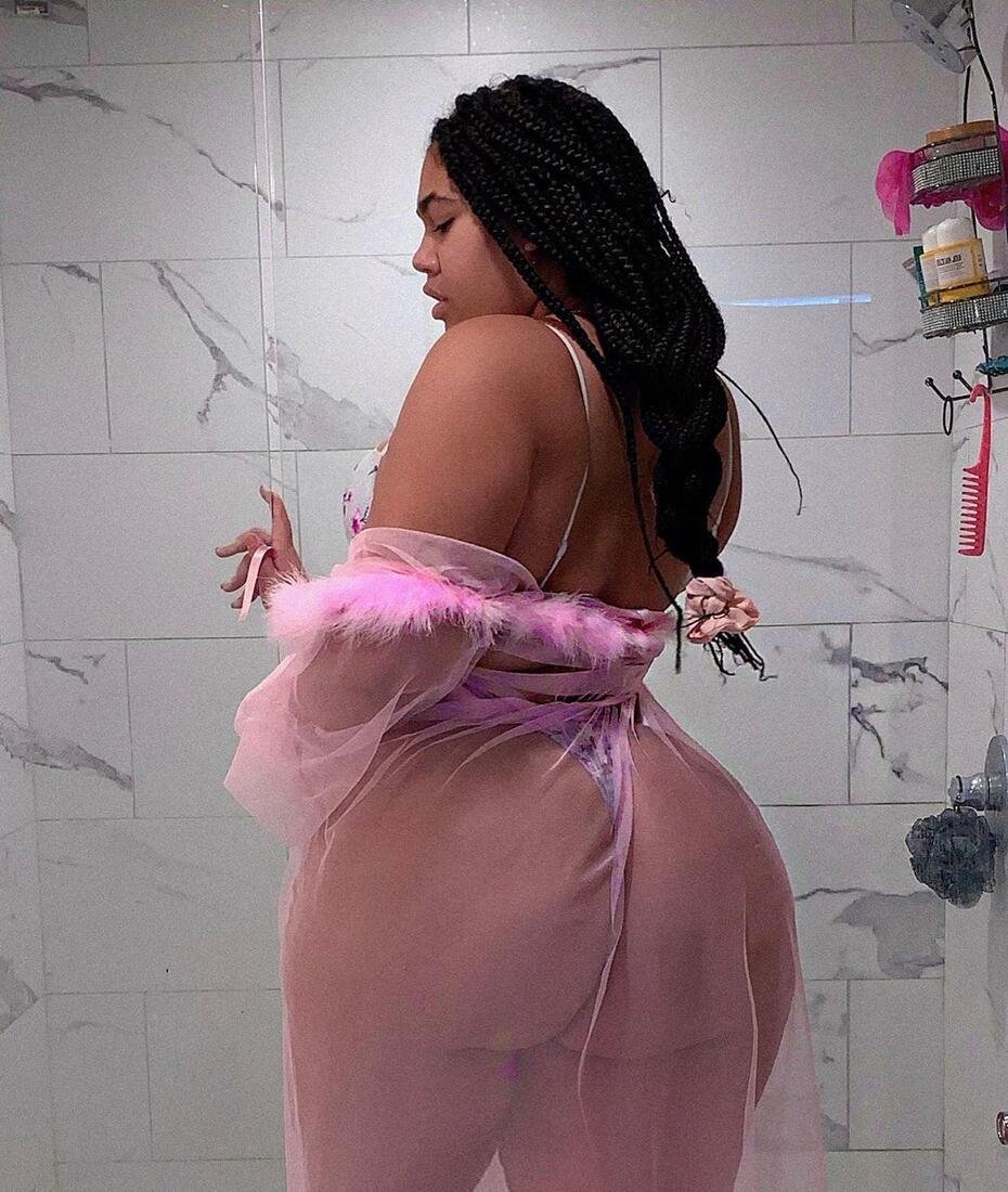 Plus-Size Adriane Lemos Bikini model