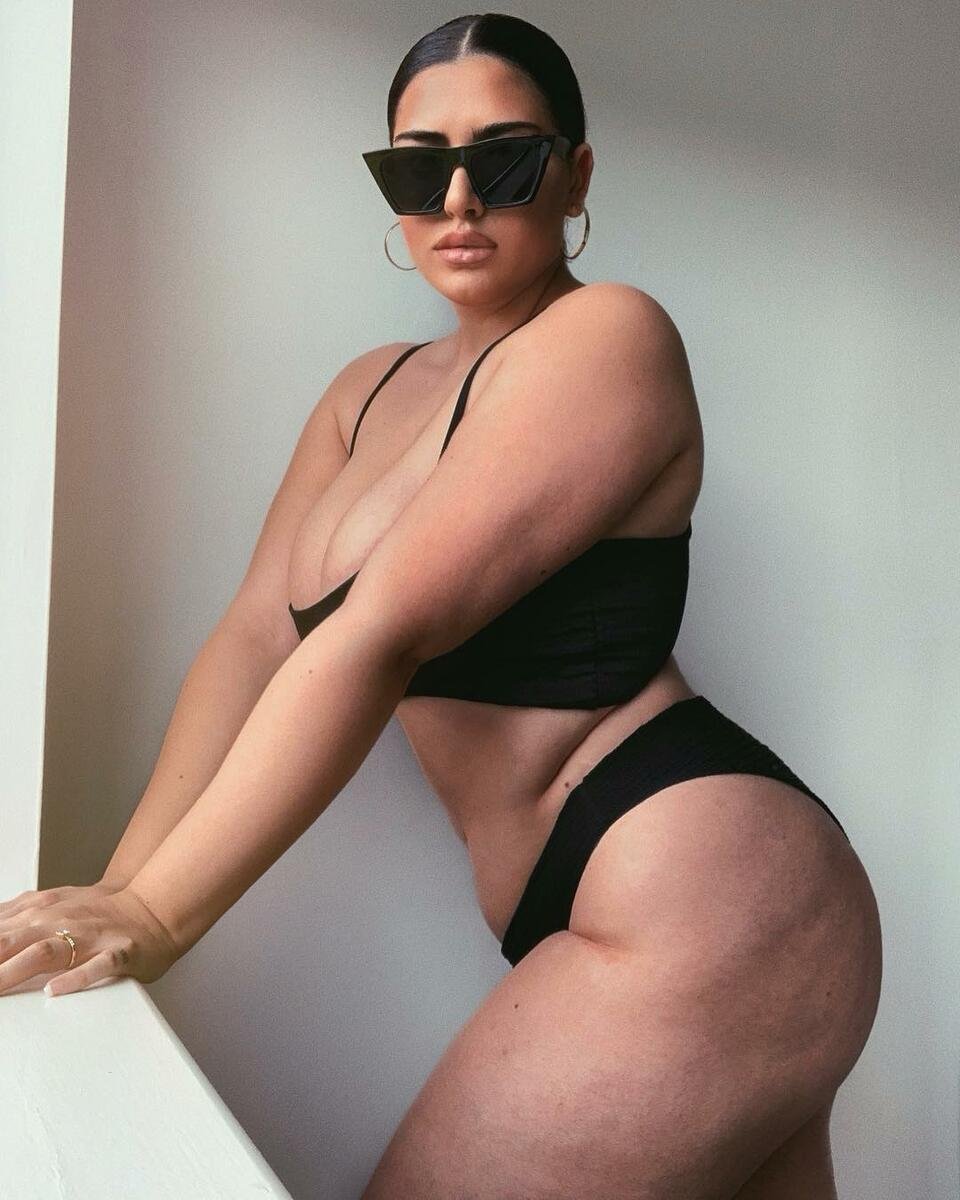 Latinka in tight jeans