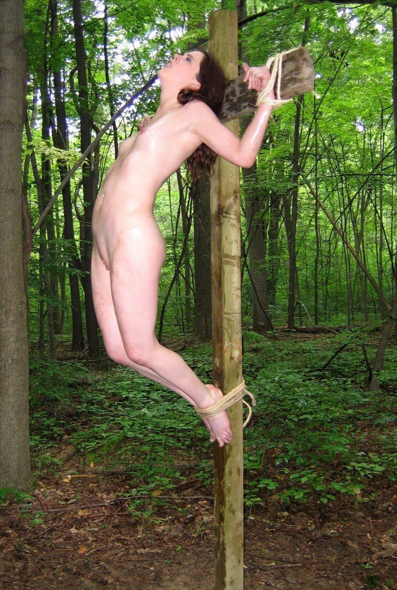 Naked women crucified 3D