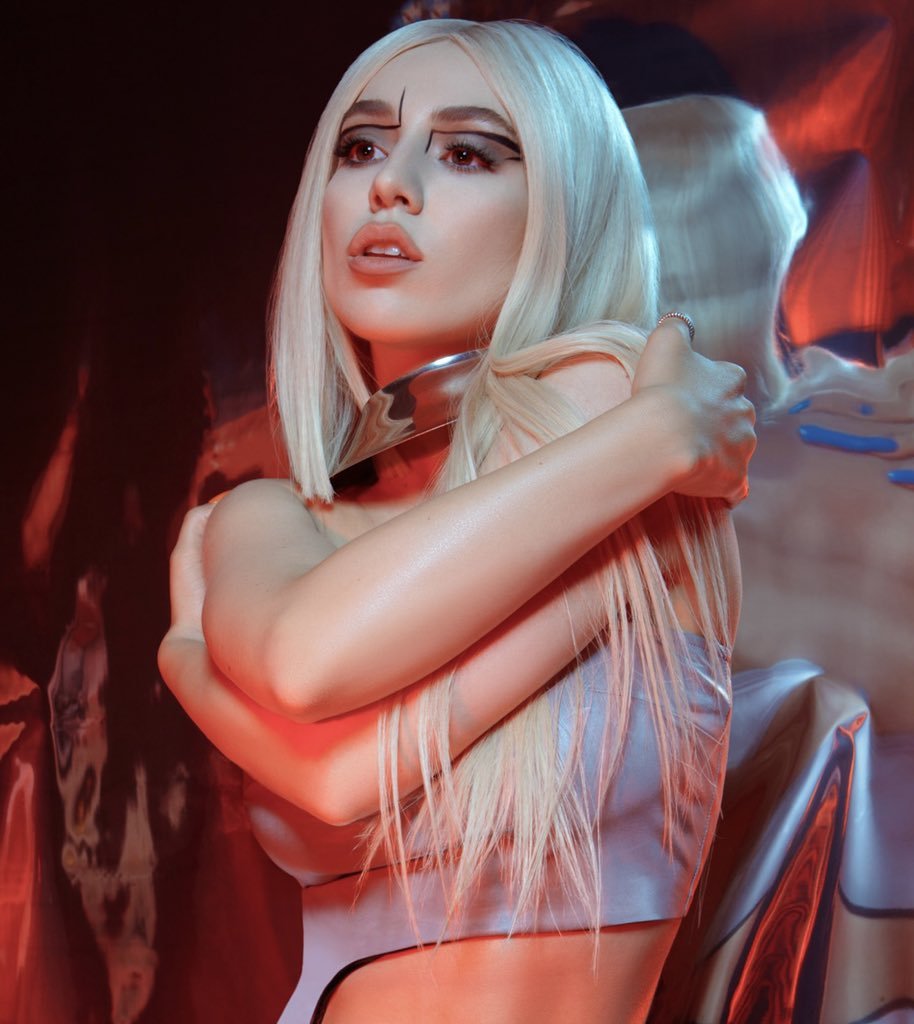Ava Max Singer legs
