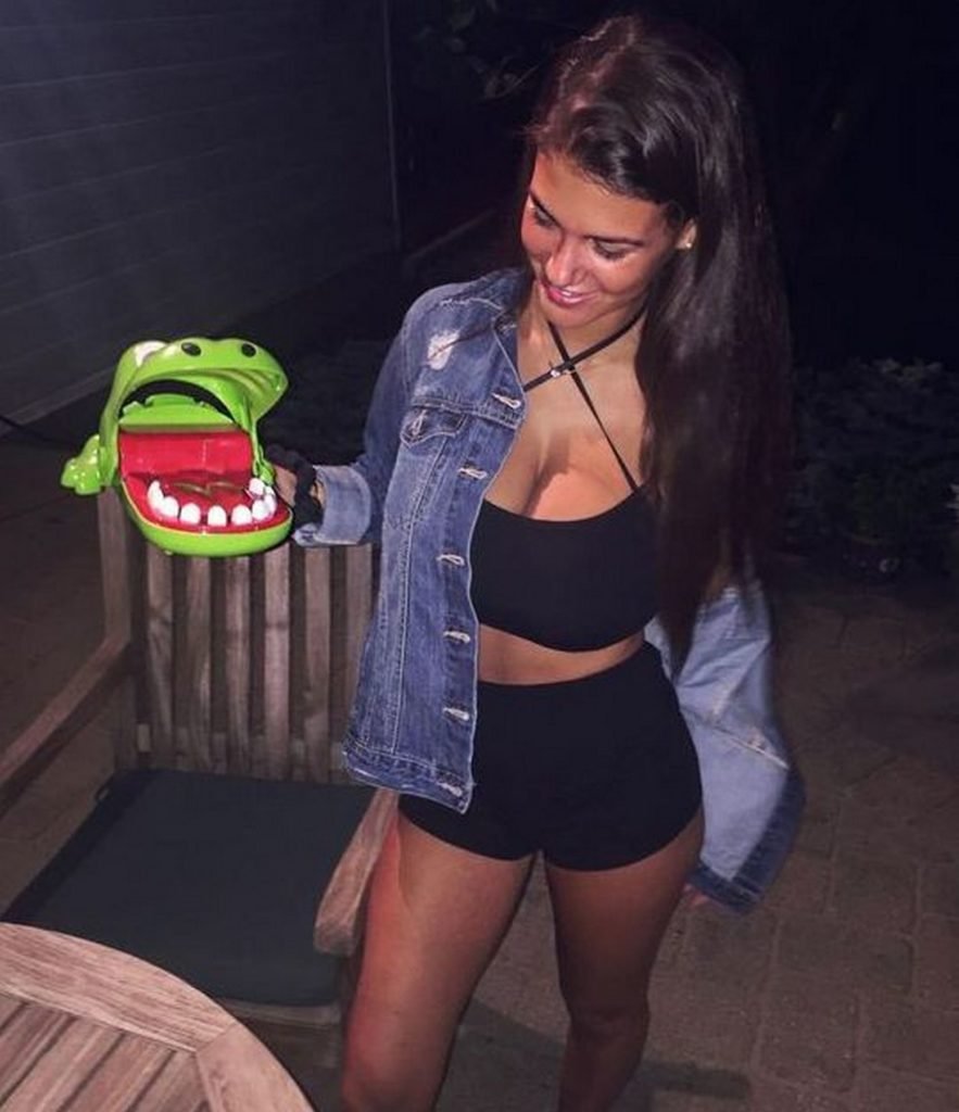 Coral Sharon 18 years old