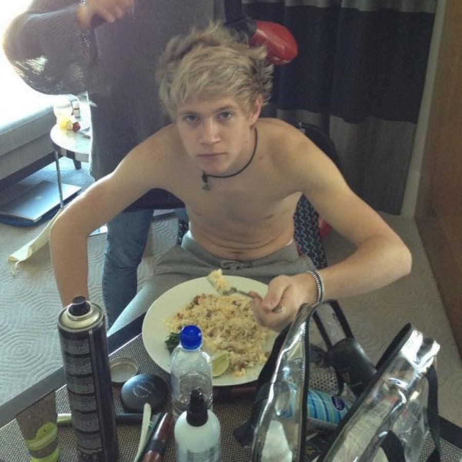 Niall Horan smokes