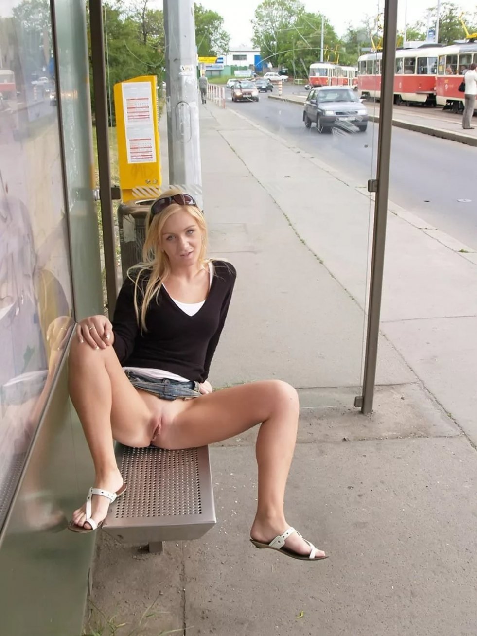 Woman for 45 under a skirt without panties nude