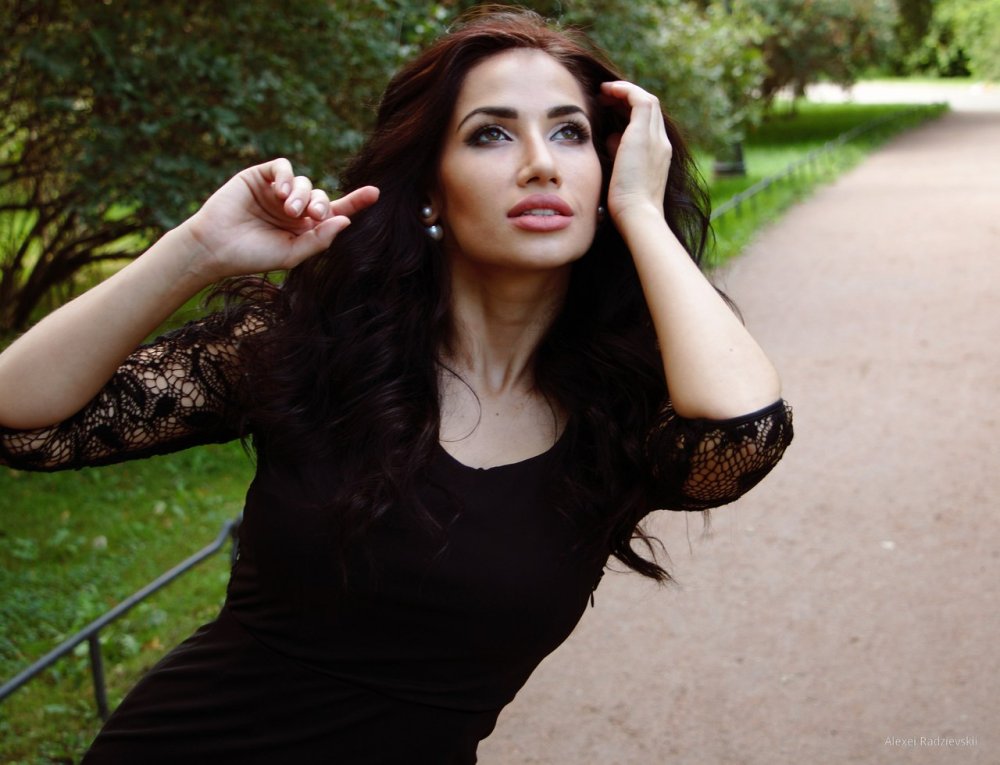 Alina Vakariu is hot