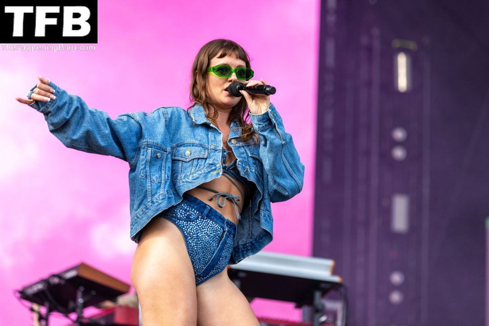 Tove Lo Flaches The Crowd Her Bare Breasts