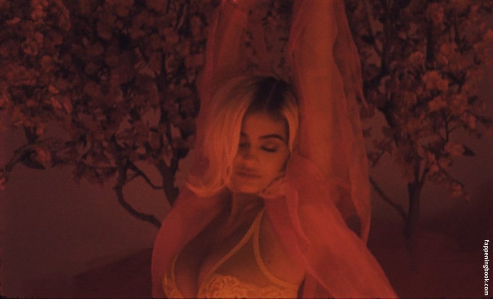 Kylie Jenner Naked legs
