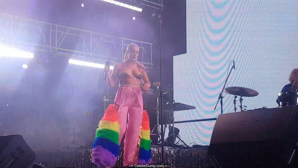 Singer Tove LO Toples