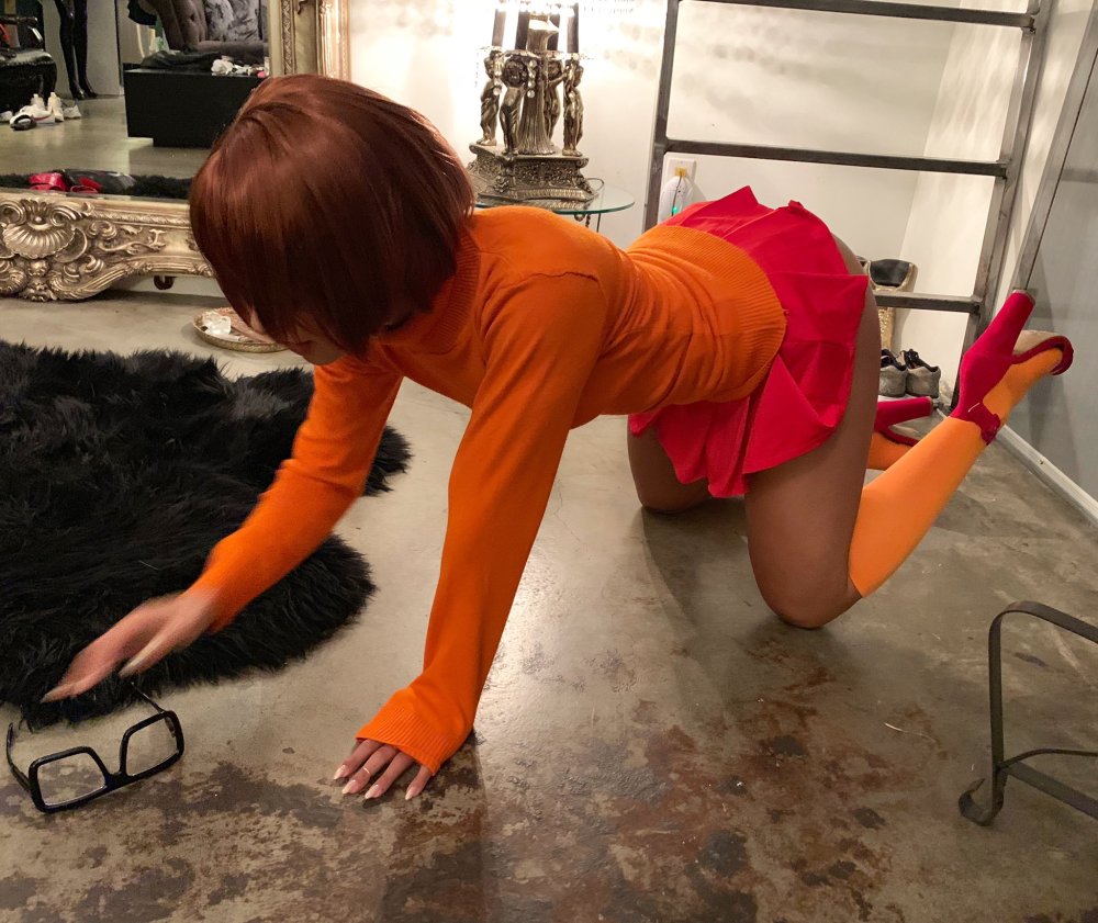 Model on the knees