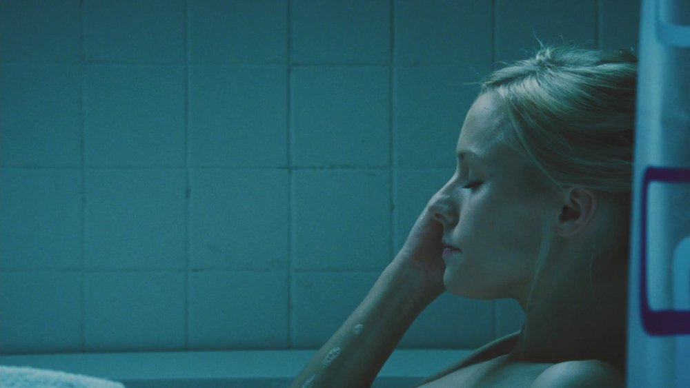 Kristen Bell lies