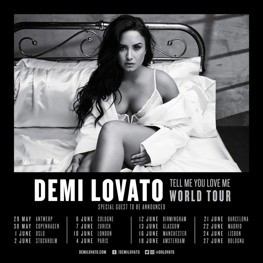 Demi Lovato showed her ass