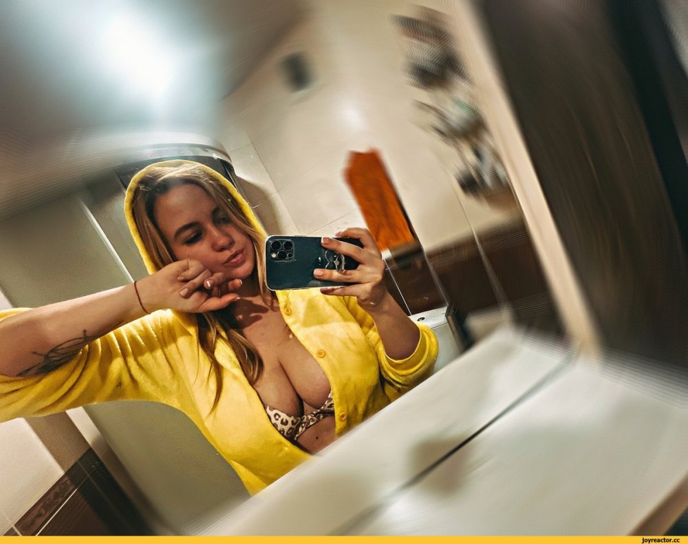 Alexis Ren Selfie