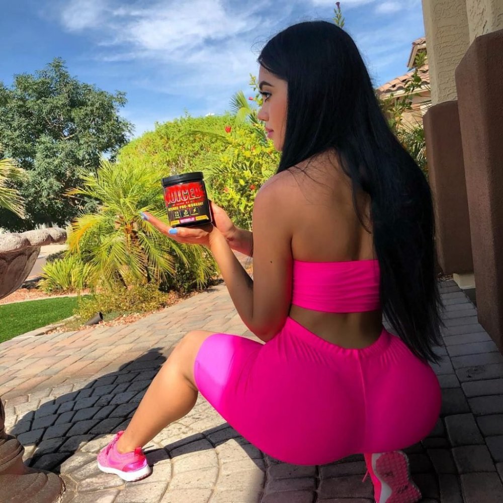 Jailyne Ochoa Selfie