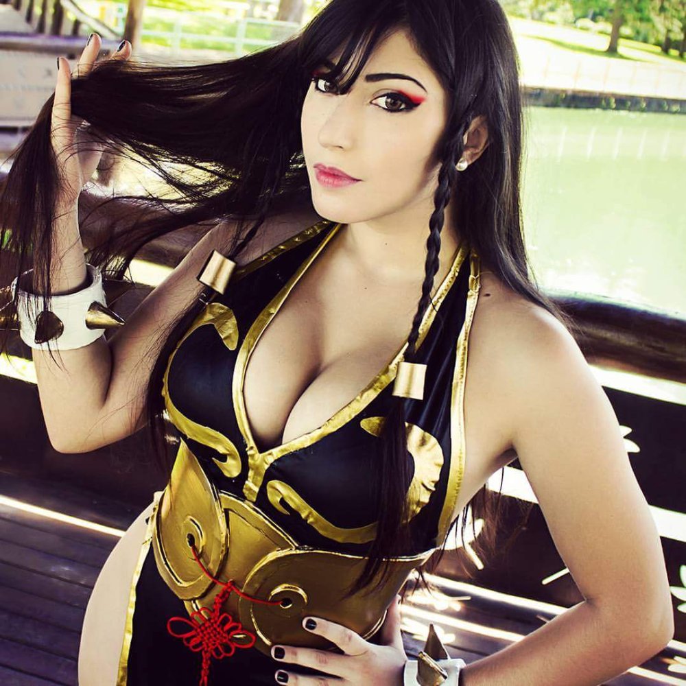 Cosplayers Lara Croft