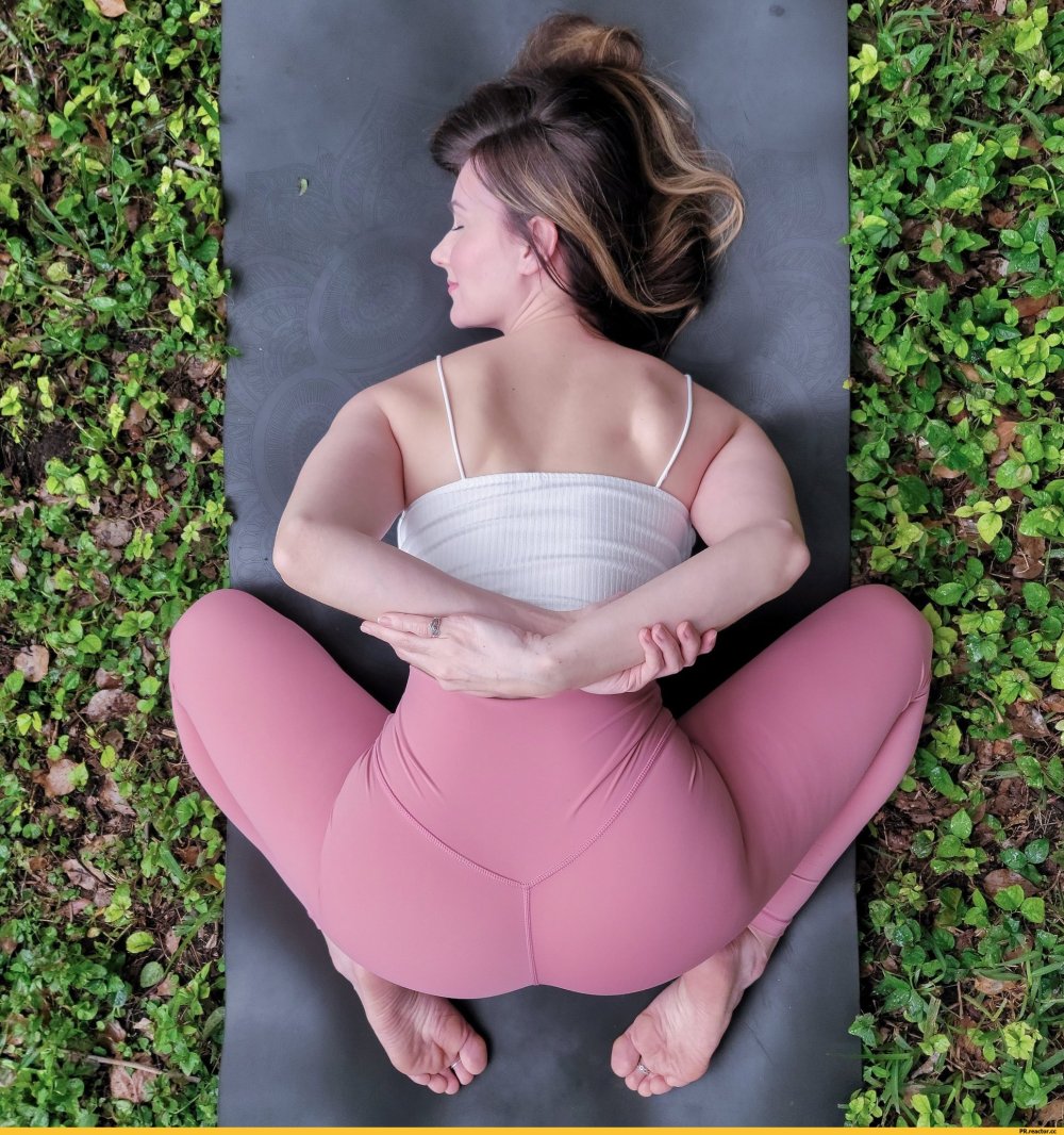 Yoga in leggings crotch