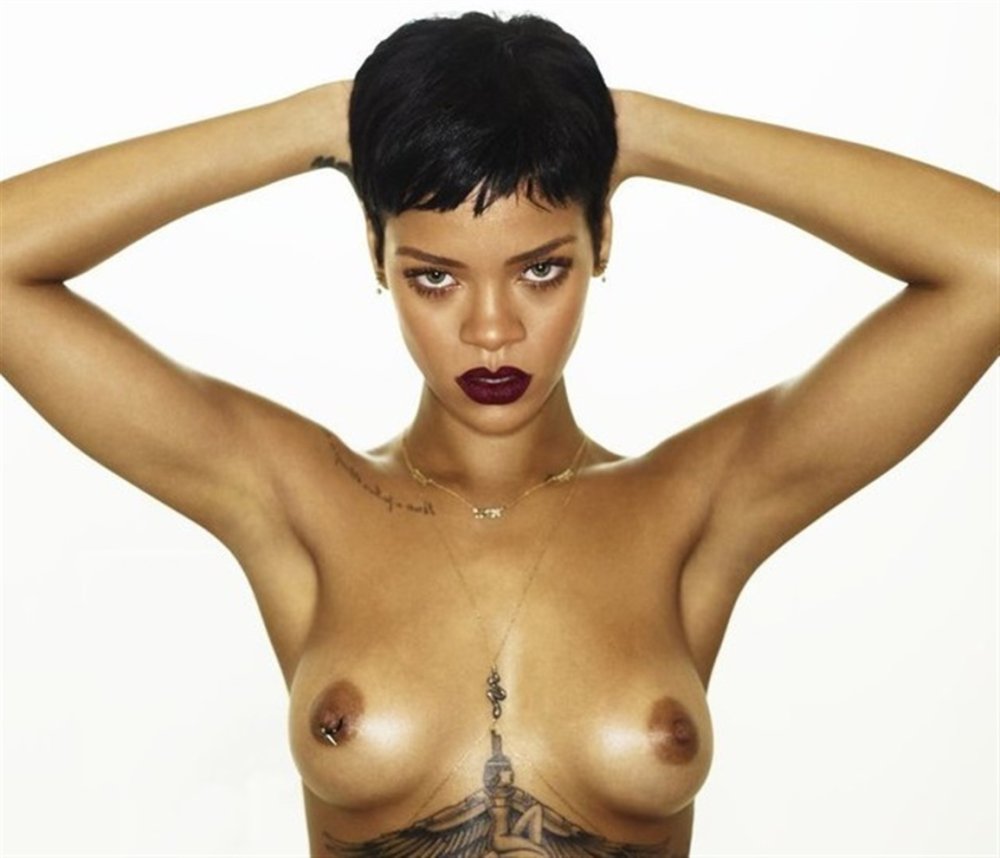 Naked Rihanna without panties