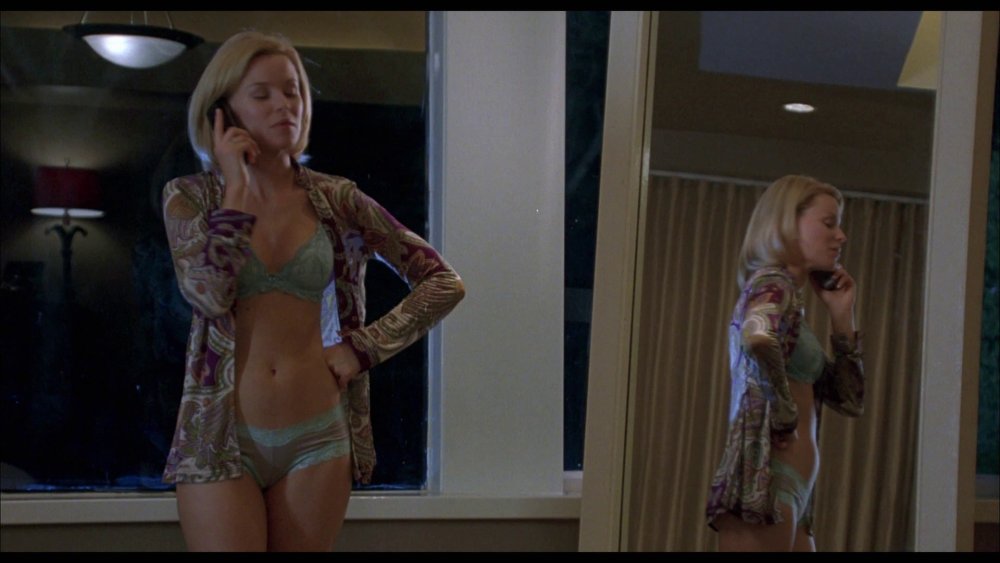 Elizabeth Banks in linen