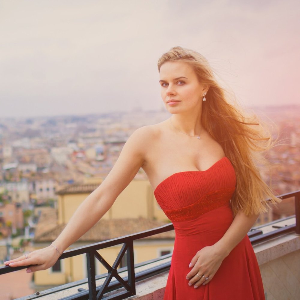 Dakota Sky porn actress