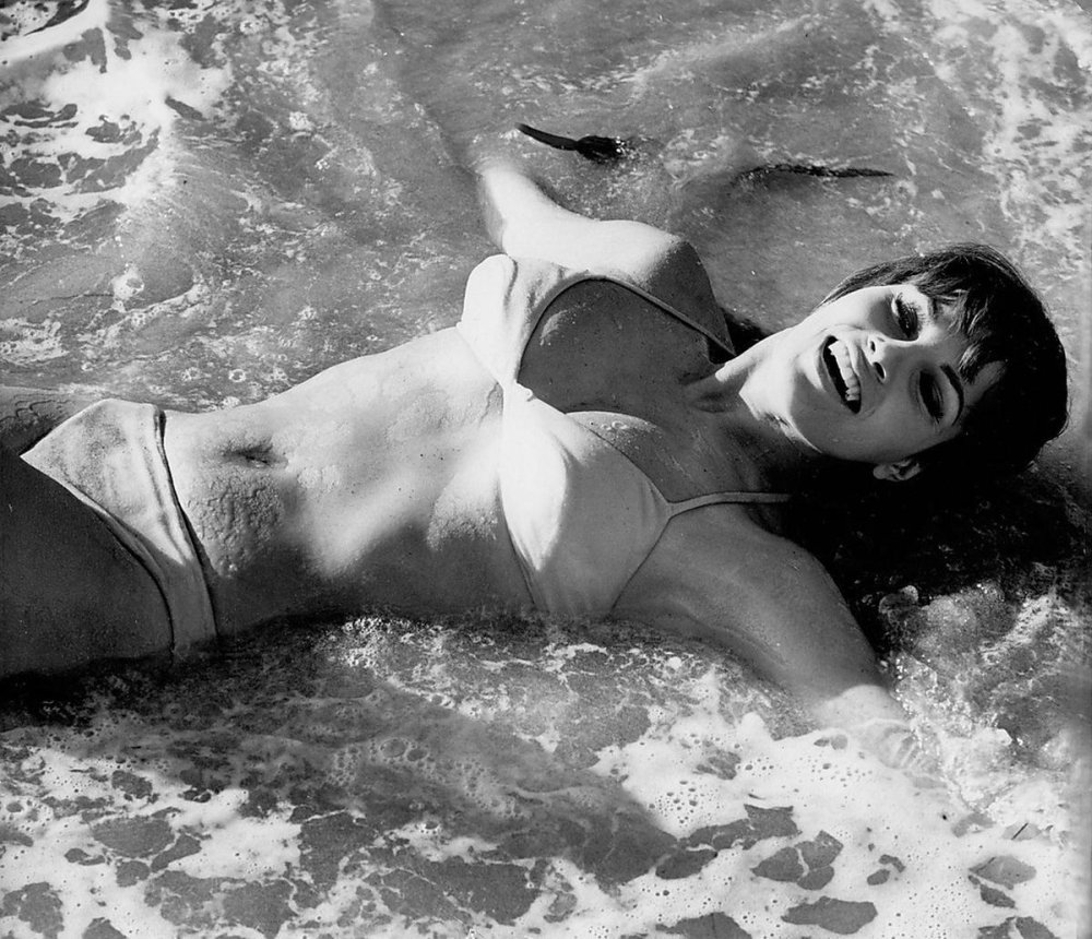Actress Rakel Welch Nude*