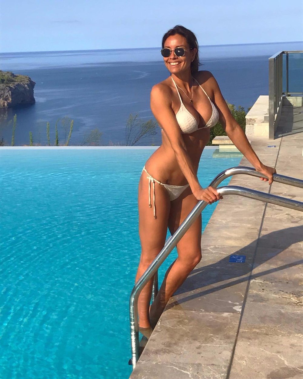 Elizabeth Diamond in bikini