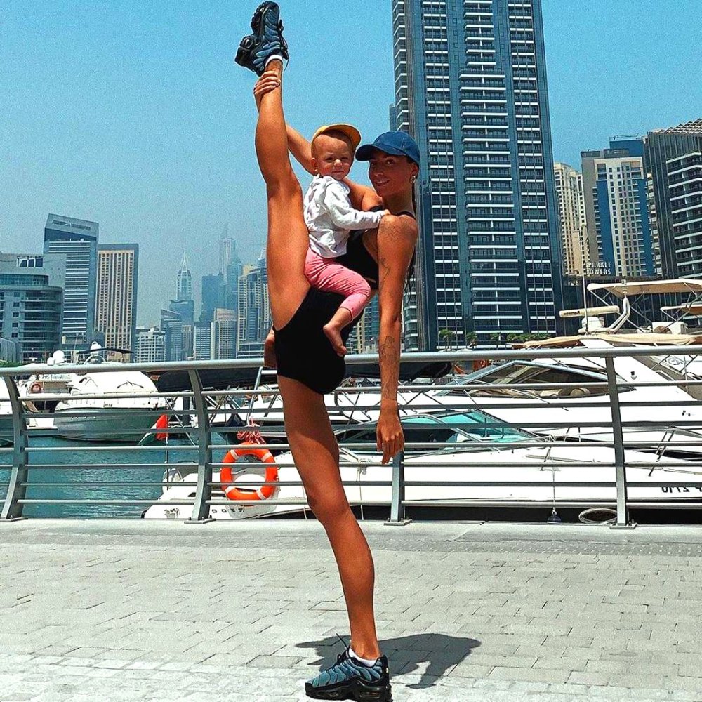 Anna Kanyuk stretching twine