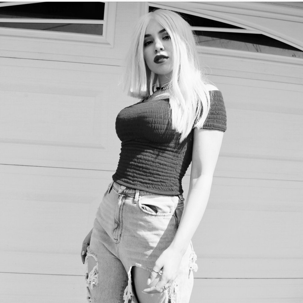 Ava Max chest