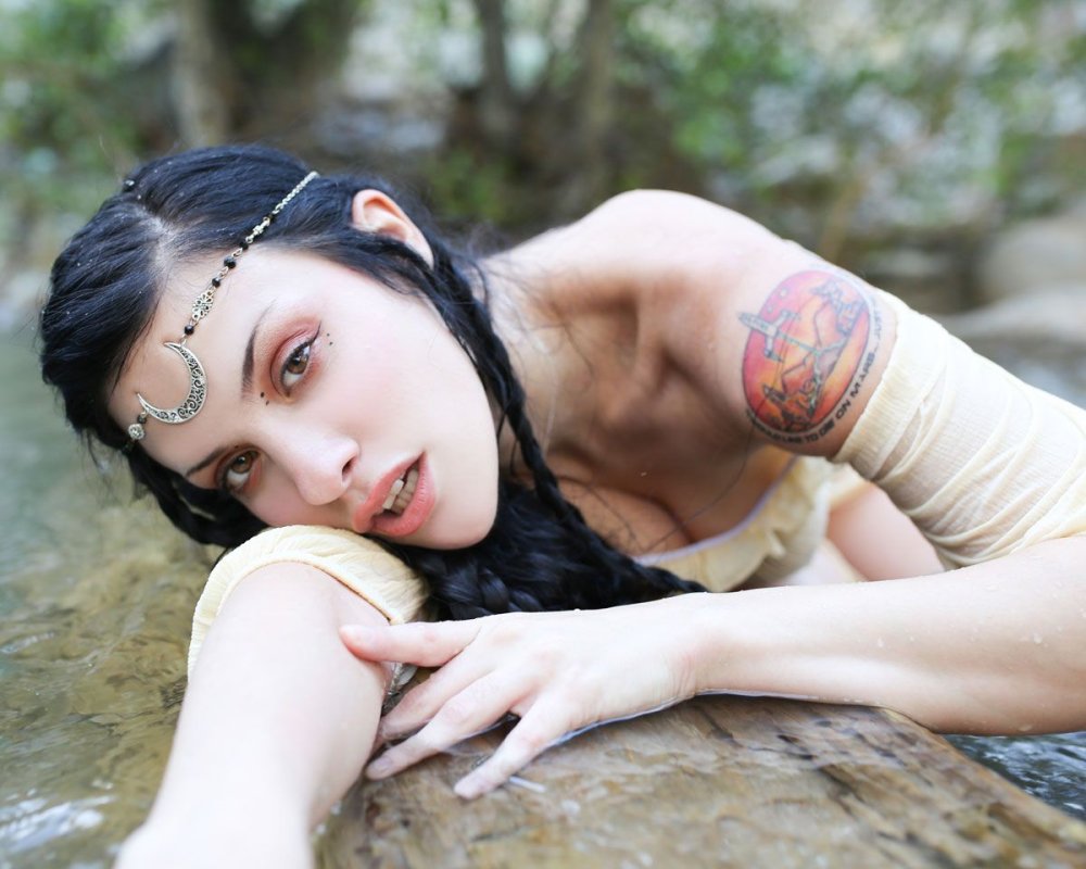 Beautiful Suicide Girl Ultima Snake Bite Resolutio