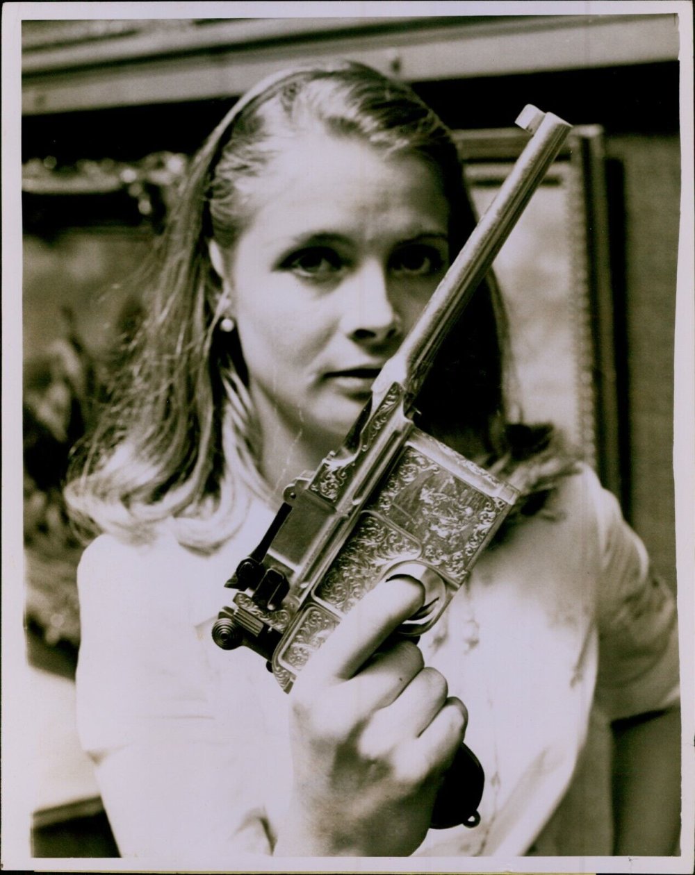 Girl with Mauser