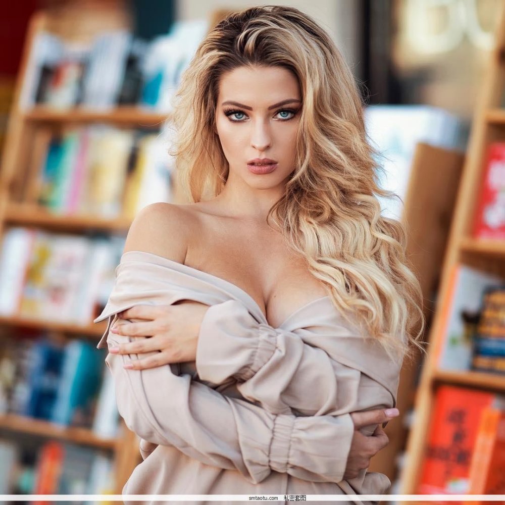 Ashley Resch model