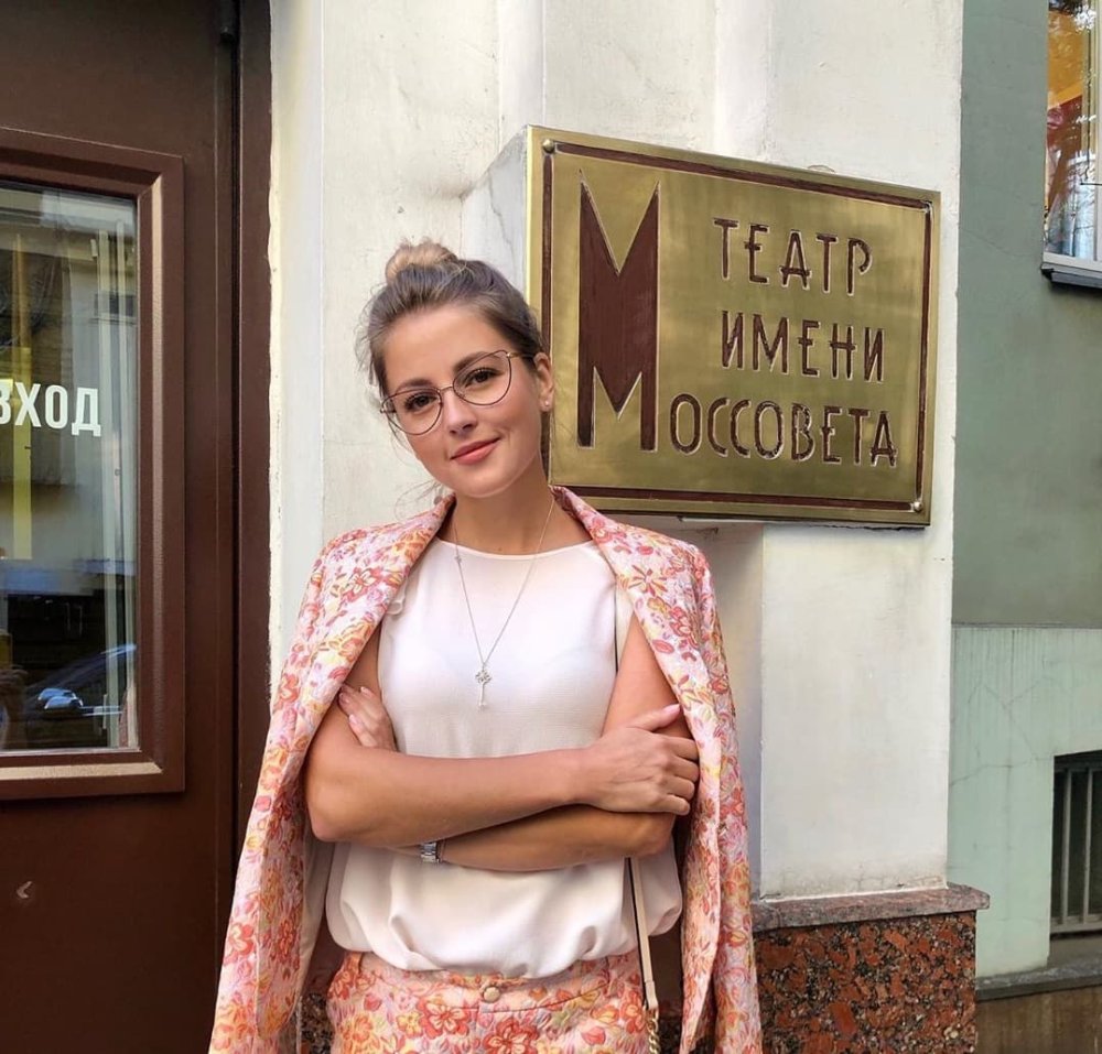 Anna Mikhailovskaya fashion model leg
