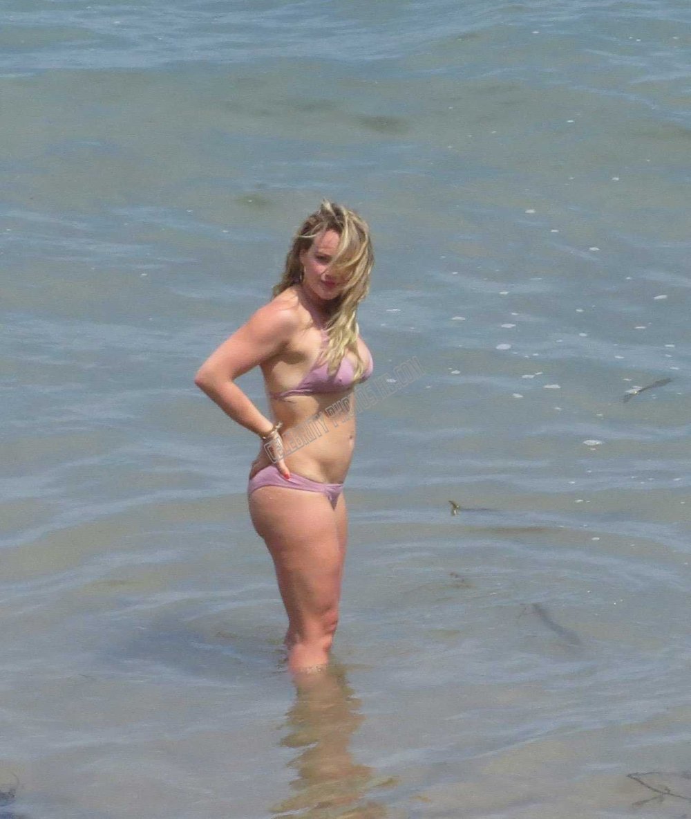Naked boobs Hilary Duff