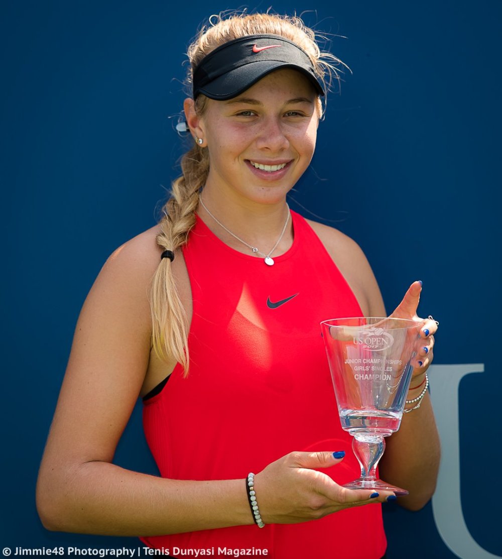 Amanda Anisimova tennis photo in a swimsuit