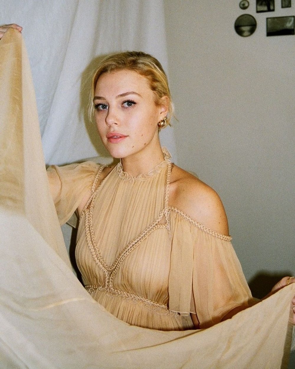 Hannah van der Westhoisen (18+intimacy)