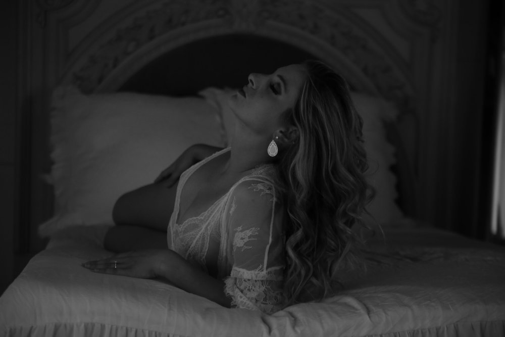 Vanity.boudoir is completely naked