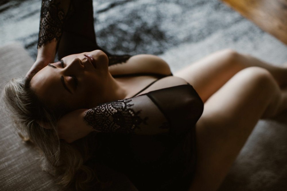 Half -naked girls boudoire