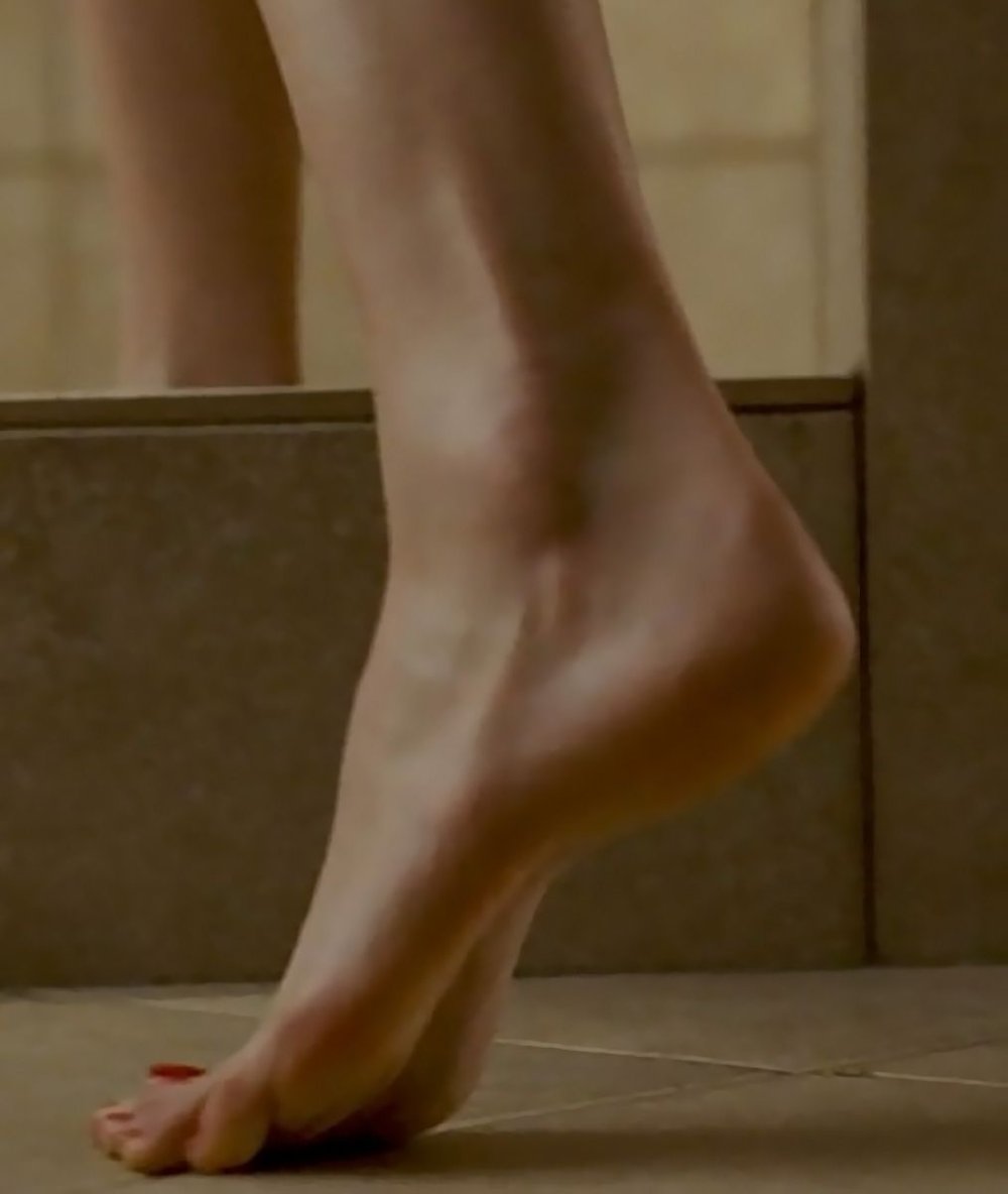 Elizabeth Banks in linen