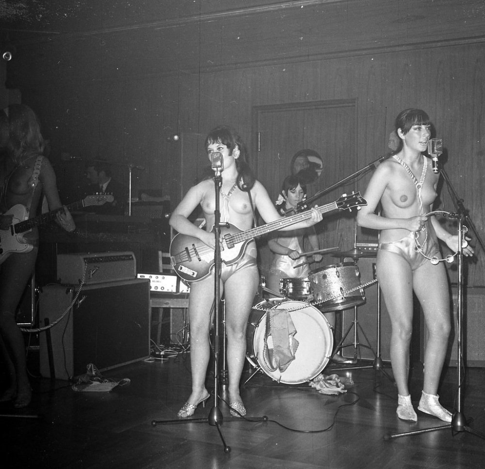 Naked women rock musicians