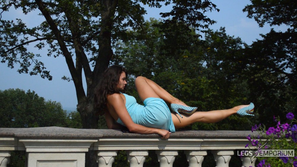 Legs Emporium Elena barefoot