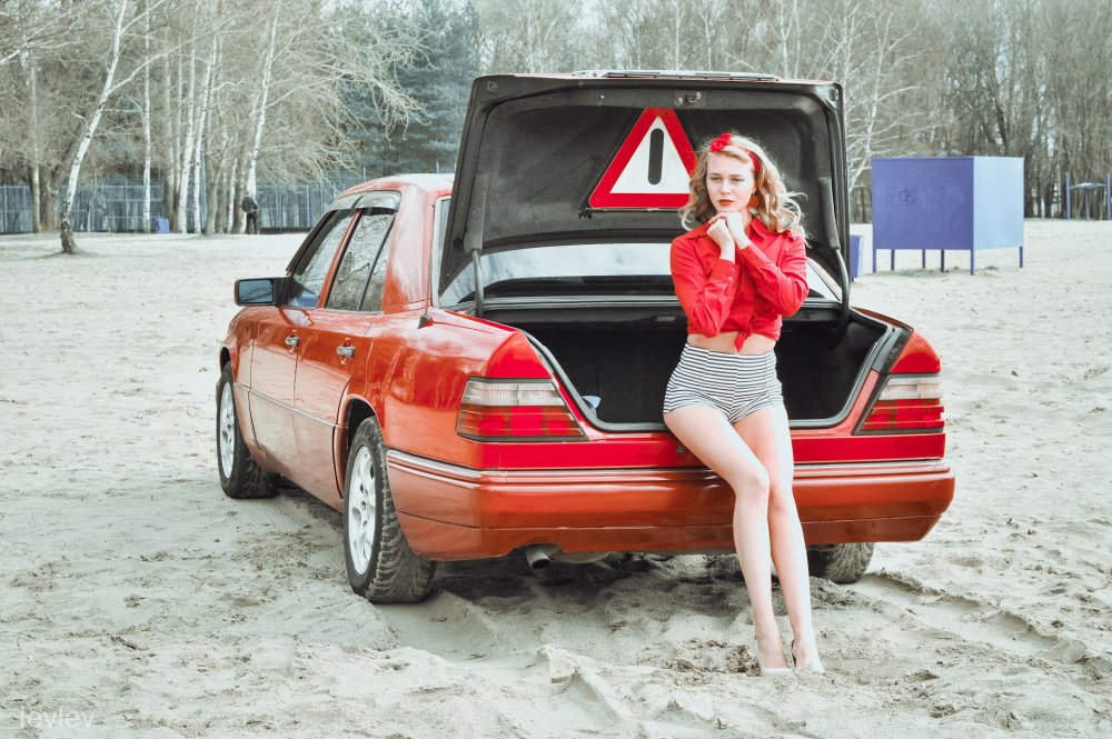 Mercedes 124 and girl