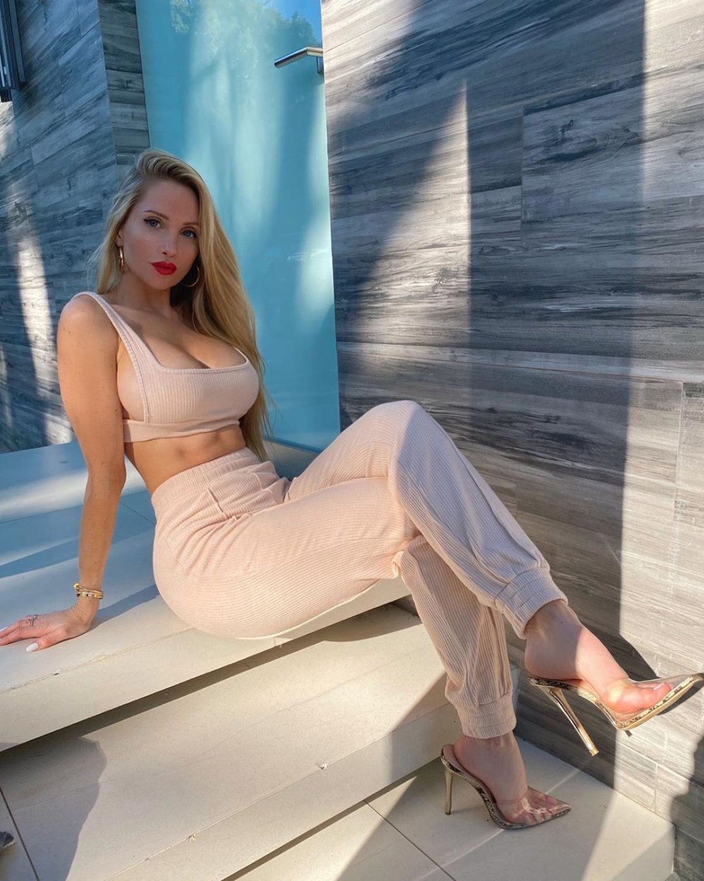 Amanda Cherni legs