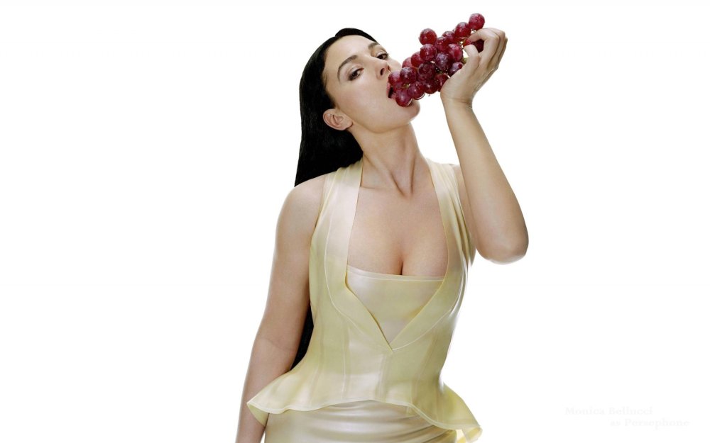 Maria Grace Kuchinotta breasts
