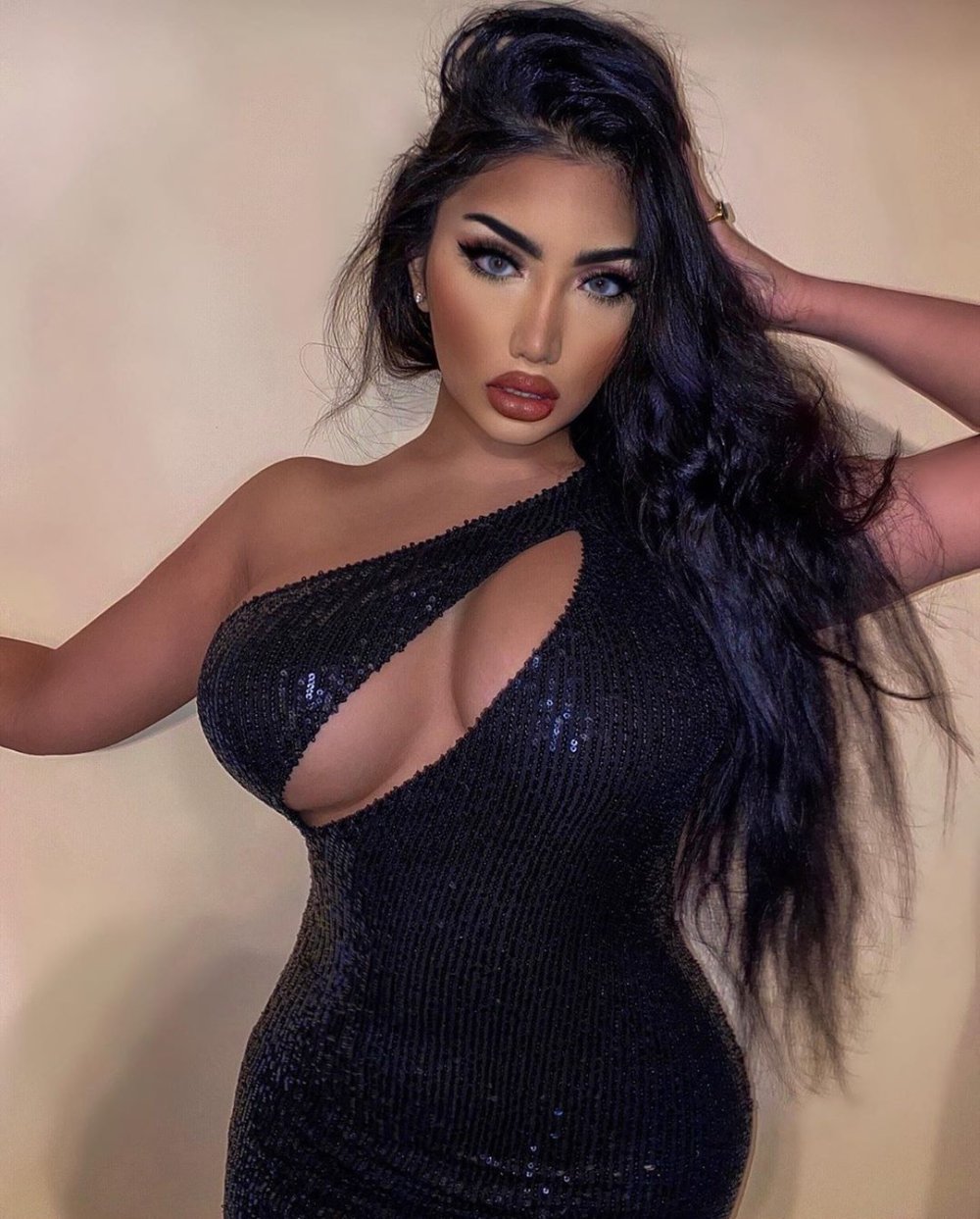 GUL BAKHARI Turkish Kardashian