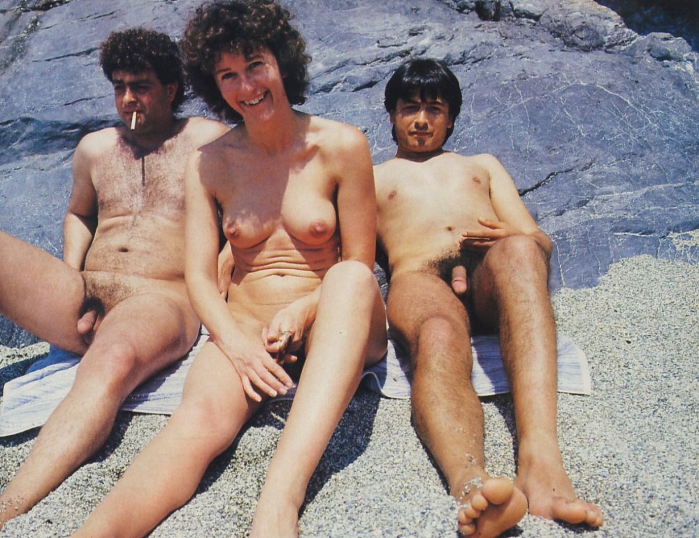 Naked couples are young and elderly