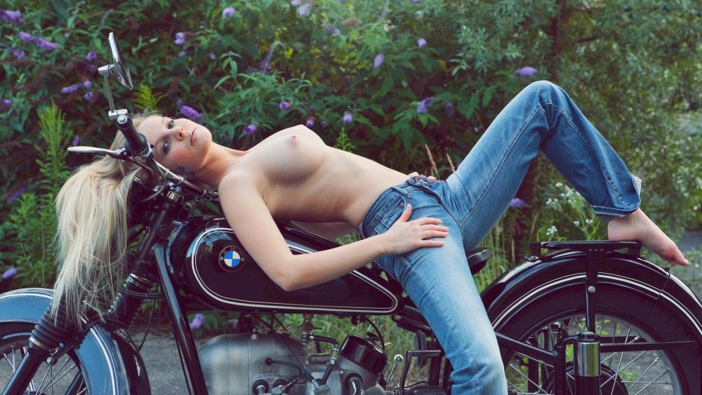 Bicycleists athletes nude