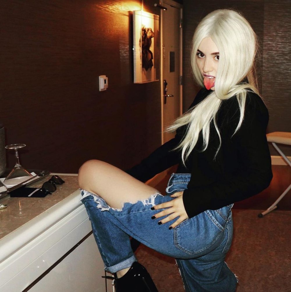 Ava Max Paparazzzi